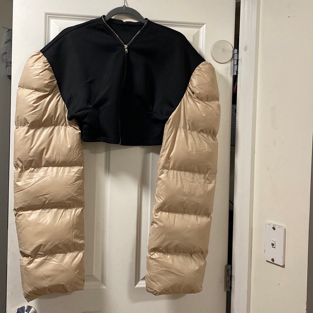 No brand ,crop black & tan , jacket with puffer sleeves  size large with zipper